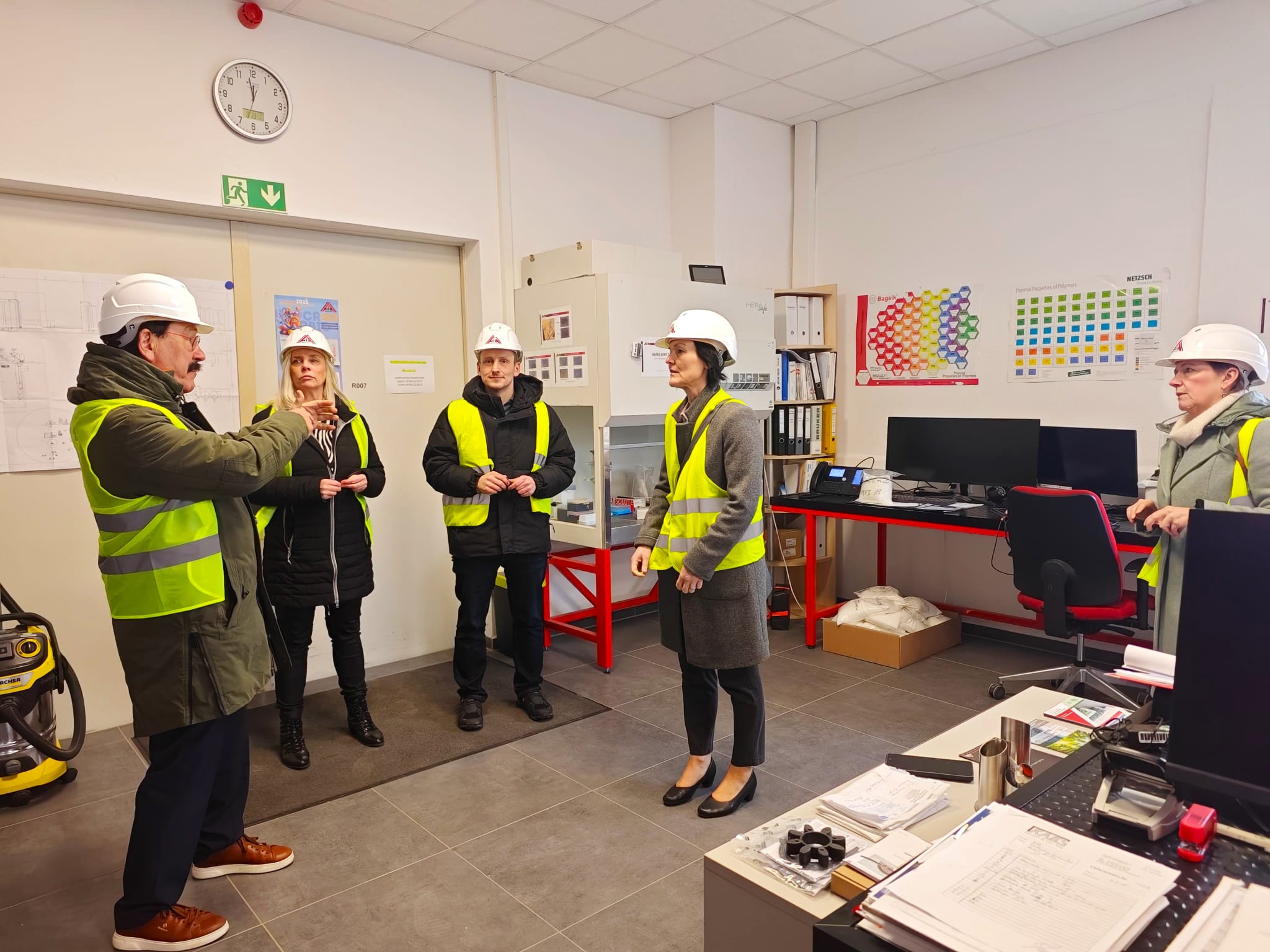 Peggy Kreiser und Daniel Römhild im Labor der WIS